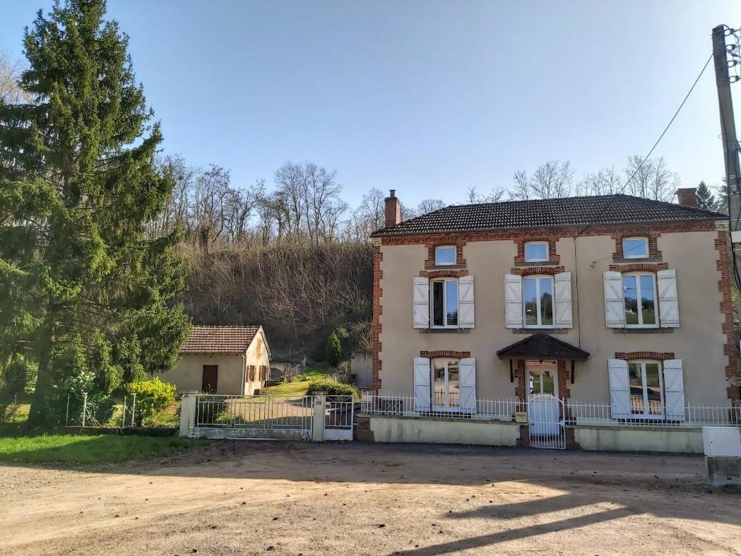 ホテル Au Pays D'Angeline La Pacaudière エクステリア 写真