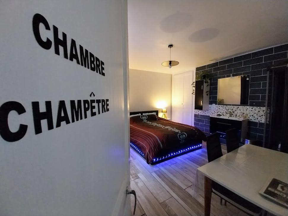 ホテル Au Pays D'Angeline La Pacaudière 部屋 写真
