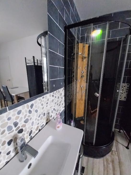 ホテル Au Pays D'Angeline La Pacaudière 部屋 写真